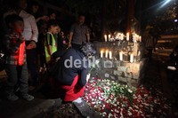 Selain menaburkan bunga di lokasi kecelakaan, mereka juga menyalakan lilin.Selain menaburkan bunga di lokasi kecelakaan, mereka juga menyalakan lilin.
