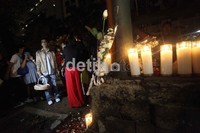 Acara tabur bunga tersebut sekaligus mengenang lima puluh hari kepergian Olivia.