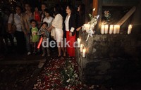 Keluarga Olivia melakukan tabur bunga.
