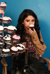 Selena pun ditantang untuk menghabiskan semua cupcakes itu. Getty Images/Alexandra Wyman.