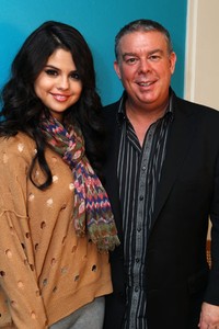 Selena berpose bersama sang host ternama, Elvis Duran. Getty Images/Alexandra Wyman.