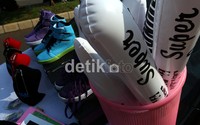 Mulai dari kaos, kalung, bando, sepatu, balon tangan, kipas yang berbau SuJu banyak dijajakan.
