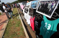 Pernak-pernik yang dijajakan di luar arena konser ini, bukan official dari agensi SuJu, SM Entertainment.