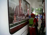 Sebuah mobil boks yang bertuliskan Jakarta Baru, Jokowi-Basuki mengisi pertamax di SPBU Coco, Pondok Indah, Jakarta. Para pengendara mobil yang membeli pertamax senilai Rp 150.000 gratis softdrink juga. Sementara bagi kendaraan bermesin diesel yang membeli Pertamina Dex Rp 150.000 akan mendapat bonus Rp 50.000 dalam bentuk Pertamina Dex.