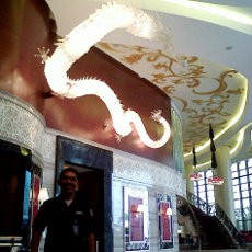 Naga Kristal Swarovsky Sambut Tamu The Trans Luxury Hotel