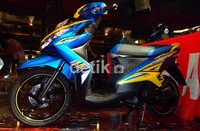 Sementara untuk dapur pacunya, motor yang sudah dilengkapi dengan Automatic Headlight On (AHO) ini tidaklah berubah. Mesinnya masih mengusung mesin 4 langkah, 2 valve SOHC, berpendingin cairan dengan kapasitas 125cc.