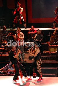 Alunan musik hiphop yang digubah dalam bahasa jawa dan dipadukan dengan ensambel gamelan serta orkestra string terkesan sangat apik.