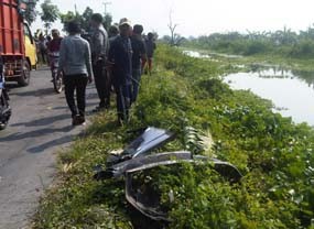Mobil Tabrak Motor dan Terjun ke Sungai, Dua Orang Tewas