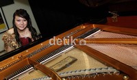 Sabtu (28/4) malam, bertempat di Jaya Suprana of School of Performing Art, di MOI Kelapa Gading, Jakarta Utara, Evelyn mempergelar resital piano tunggal mahakarya Isaac Albeniz dan Jaya Suprana