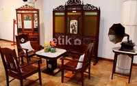 Suasana ruang tengah rumah Betawi dengan piringan hitam di sudutu ruangan. Pameran ini digagas untuk menegaskan budaya Betawi untuk bisa bertahan.
