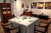 Dapur dan meja makan dengan interior kuno yang terlihat khas.