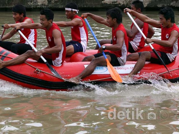 Diguyur Hujan Lomba Dayung Tetap  Meriah