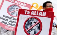 Lady Gaga dianggap mendemontrasikan ratu iblis pemuja setan. Para pendemo menjelaskan, salah satu video klip Gaga, Alejendro menggambarkan Lady Gaga bersatu dengan Yesus, Syetan dan Yahudi.