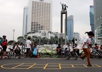 Permaian Sunda Manda ini di tiap daerah selalu berbeda-beda didasarkan bahasa dan adat lokal. Namun secara umum mempunyai kemiripan, memberi pelajaran solidaritas, ketepatan dan sportifitas dalam sebuah permainan.