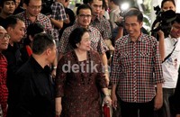 Megawati mendukung penuh pencalonan Jokowi-Ahok untuk maju dalam bursa Pilgub DKI Jakarta. Jokowi-Ahok akan menantang incumbent Fauzi Bowo dan 4 bakal calon yang lain.