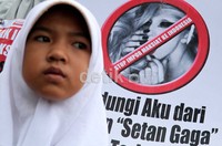 Pendemo meminta pemerintah melarang konser Lady gaga sebagaimana dilakukan oleh Malaysia, China dan Korsel.