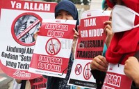 Aksi ini diikuti seratusan massa dari berbagai kelompok Islam. Tidak ada pengawalan yang ketat dari pihak kepolisian dan demontrasi berlangsung tertib.