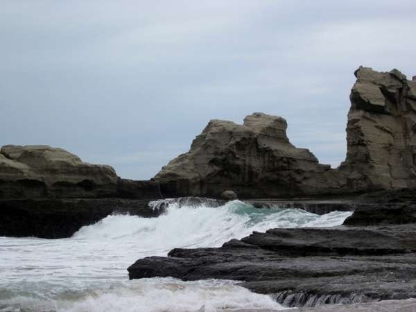 Batu Karang Menawan di Pantai Klayar, Pacitan
