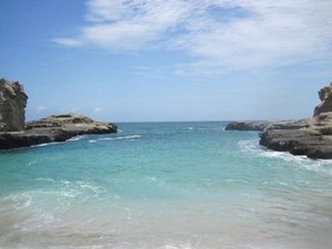 Batu Karang Menawan di Pantai Klayar, Pacitan