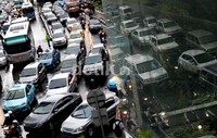 Nilai kerugian akibat macet diprediksi mencapai Rp 45 triliun. Perlu keseriusan pemerintah untuk mengerem industri otomotif dan pembatasan kendaraan mobil.