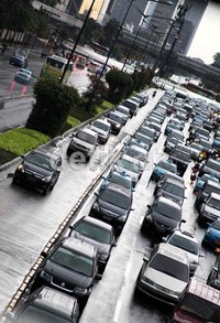Aksi ini karena macet mengular sepanjang Thamrin-Sudirman di sore hari, usai dihajar hujan sekitar 1 jam. Para pengendara tampaknya bosan dan lelah dengan kemacetan setiap hari.