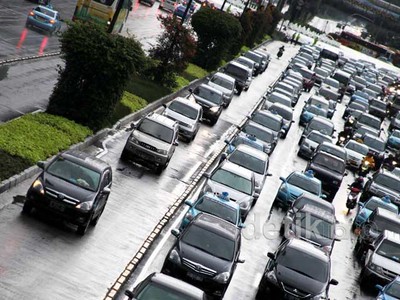 Bosan Macet, Mobil Pribadi Terobos Koridor I