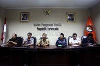 Naskah pakta integritas tersebut diterima oleh anggota Badan Pengawas Pemilu (Bawaslu) Daniel Zuchron.