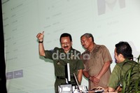 Selain itu, diperagakan proses scanning sidik jari.