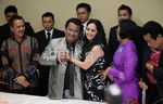 Berdamai, Hotman Peluk & Cium Meriam Belina
