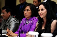 Dengan didampingi kuasa hukumnya, Dwi Ria Latifa, Meriam Belina dan Hotman Paris duduk diantaranya.