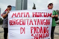 Mereka lalu  mengadu ke Jakarta. Sayang, di Jakarta ibu dan anak ini juga kesulitan mau mengadu kemana.