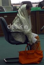 Nunun Nurbaeti Bacakan Pledoi