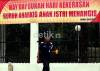 Spanduk Hari Buruh juga terpampang di pagar Gedung DPR, Jakarta. Spanduk tersebut bertuliskan May Day Bukan Hari Kekerasan Buruh Anarkis Anak Istri Menangis.