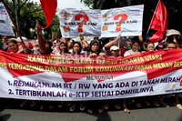 Sejauh ini, pemerintah provinsi tidak mengakui keberadaan mereka karena dianggap ilegal karena tinggal di area tanah yang merupakan milik negara.