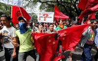 Mereka meneriakan yel-yel menuntut pemerintah menerbitkan eKTP untuk mereka.