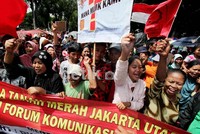 Selain itu, mereka juga membawa berbagai poster dan spanduk.
