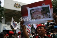 Massa berorasi di depan Kedubes Malaysia. Mereka memprotes dugaan penjualan organ tubuh 3 TKI yang mati di Malaysia. Dugaan ini sudah ditepis pemerintah Indonesia berdasar otopsi pemerintah Malaysia.  Ramses/detikcom.