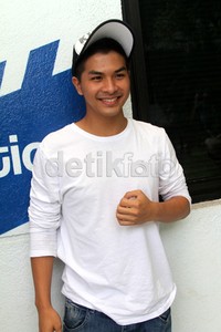 Glenn terlihat santai dengan mengenakan kaus dan topi trucker. Gusmun/detikcom.