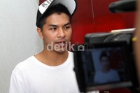 Di sana, Glenn pun sempat melakoni wawancara dengan wartawan. Gusmun/detikcom.