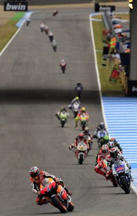 Dengan hasil tersebut, Lorenzo masih memimpin klasemen dengan 45 poin, diikuti Stoner yang mengoleksi 41 poin, dan Pedrosa dengan 36 poin. REUTERS/Marcelo Del Pozo.