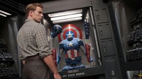 Chris Evans hendak memakai kostum kebanggaannya sebagai Captain America. (dok. Marvel Studios)
