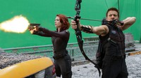 Black Widow dan Hawkeye (Jeremy Renner) sedang bersiap-siap untuk adegan perkelahian di depan green screen di lokasi syuting. (dok. Marvel Studios)