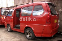 Untuk meremajakan dan merubah tampilan mobil ini, pemilik angkot menghabiskan dana hingga Rp 25 juta.