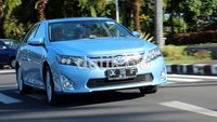 Fisiknya secara umum tidak berbeda dibanding All New Camry versi non-hybrid. Pembedanya adalah model grill dan logo Toyota yang berpendar biru.
