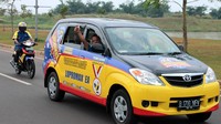 Sebuah mobil dan sepeda motor yang telah dikosongkan oli mesinnya meluncur di daerah BSD City, Tangerang, selama lebih dari delapan jam sejauh lebih dari 200 km dan mematahkan rekor MURI dan rekor dunia yang ada, yakni tiga jam dua belas menit sejauh 81,9 km.