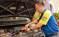Sebelumnya mesin yang masih terisi oli dituangkan Lupromax  EA ukuran 150ml ke dalam mesin mobil dan Lupromax  EA ukuran 30ml ke dalam mesin sepeda motor.