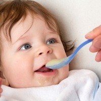 Ibu Berpendapatan Rendah Cenderung Berlebihan Beri Makan Bayi