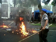 Massa Buruh Bakar Ban di Depan Rumah Konjen AS di Medan