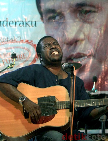 Cekrek! Demonstran May Day Berebut Foto dengan Edo Kondologit