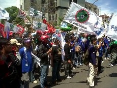 Ribuan Buruh Geruduk Kantor Gubernur Jateng